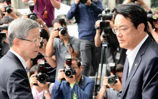 새누리당 김희옥 혁신비상대책위원장과 정진석 원내대표가 19일 오전 서울 강남구 논현동 한 카페에서 회동을 마친 후 나오고 있다.  연합뉴스